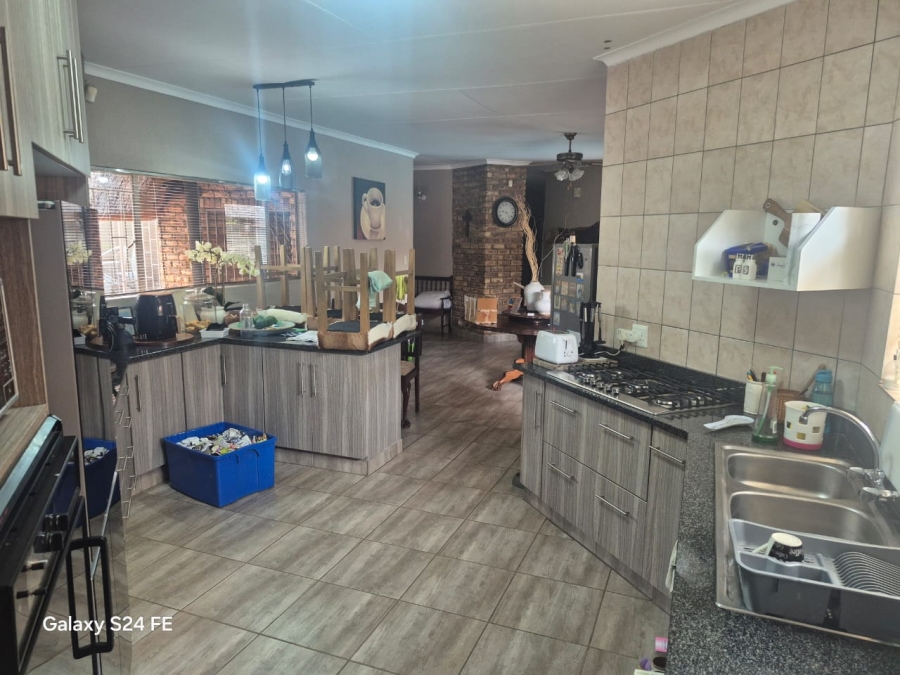 4 Bedroom Property for Sale in Geelhoutpark North West